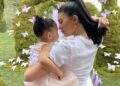 Kylie Jenner e Stormi no jardim - Créditos: Divulgação Instagram @kyliejenner