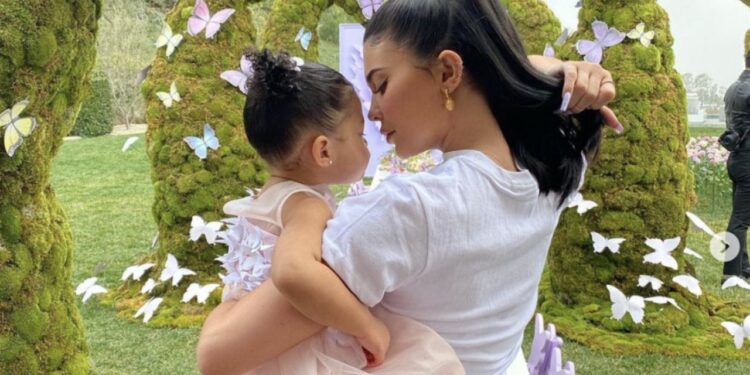 Kylie Jenner e Stormi no jardim - Créditos: Divulgação Instagram @kyliejenner