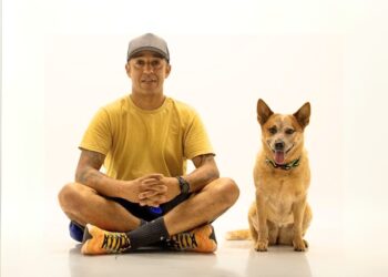 Glauco Lima, treinador de cães de alerta médico há 35 anos, ao lado de Guria, a primeira cadela brasileira para alerta médico de portadores de Diabetes. Foto: Divulgação.