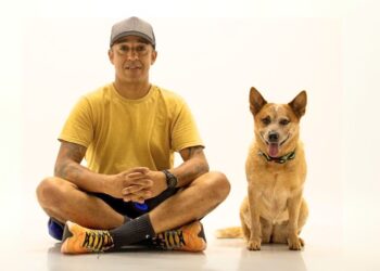 Glauco Lima, treinador de cães de alerta médico há 35 anos, ao lado de Guria, a primeira cadela brasileira para alerta médico de portadores de Diabetes. Foto: Divulgação.
