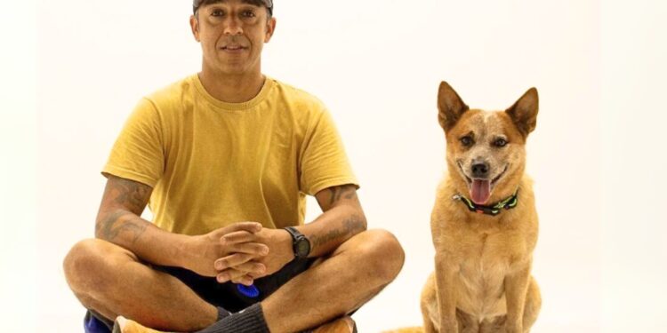 Glauco Lima, treinador de cães de alerta médico há 35 anos, ao lado de Guria, a primeira cadela brasileira para alerta médico de portadores de Diabetes. Foto: Divulgação.