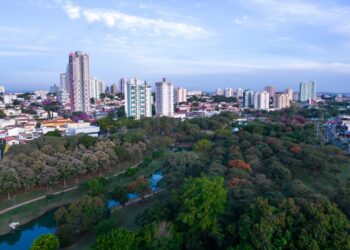 Parque urbano que promove lazer, esporte e contato com a natureza. - Créditos: depositphotos.com / PedroTruffi