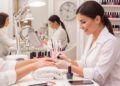 Manicures compartilham 5 coisas que você nunca deve fazer em um salão de beleza