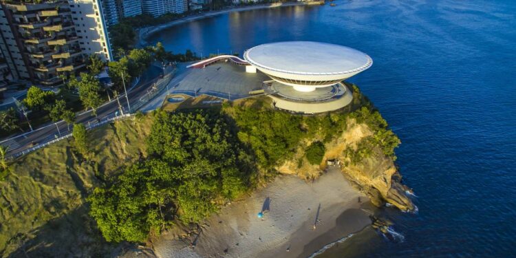 Museu de Arte Contemporânea  Niterói - Créditos: depositphotos.com / Ranimiro