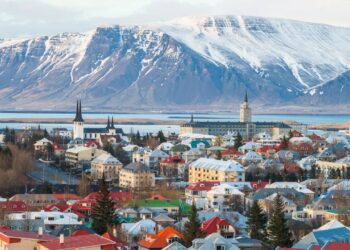 Arquitetura nórdica integrando modernidade e tradição local. - Créditos: depositphotos.com / Boysloso