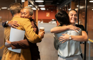 Amigos ou colegas? Veja os cuidados com as amizades de trabalho. Foto: FreePik