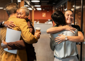 Amigos ou colegas? Veja os cuidados com as amizades de trabalho. Foto: FreePik