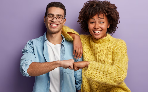 Amigos ou colegas? Veja os cuidados com as amizades de trabalho. Foto: FreePik