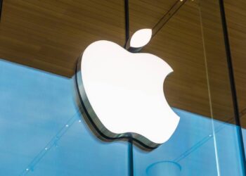 Alta das ações impulsionada pela demanda de novos iPhones e serviços digitais. - Créditos: depositphotos.com / mrsiraphol