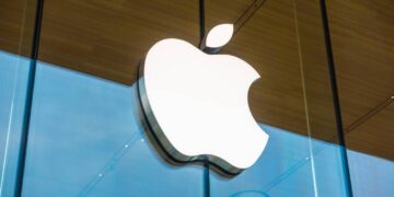 Alta das ações impulsionada pela demanda de novos iPhones e serviços digitais. - Créditos: depositphotos.com / mrsiraphol