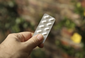 Cuidados com o armazenamento de medicamentos. Foto: FreePik