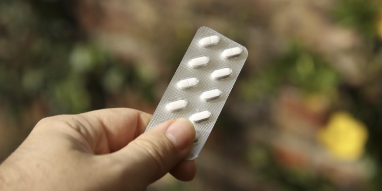 Cuidados com o armazenamento de medicamentos. Foto: FreePik