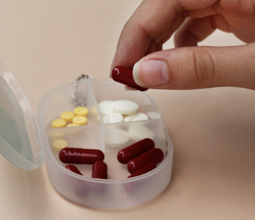 Cuidados com o armazenamento de medicamentos. Foto: FreePik