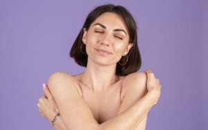 Nem todo nódulo na mama é câncer. Foto: FreePik