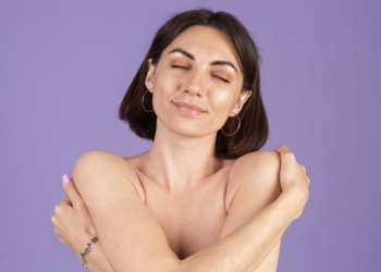 Nem todo nódulo na mama é câncer. Foto: FreePik