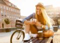 Usando wi-fi grátis - Créditos: depositphotos.com / gdolgikh