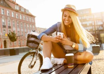 Usando wi-fi grátis - Créditos: depositphotos.com / gdolgikh
