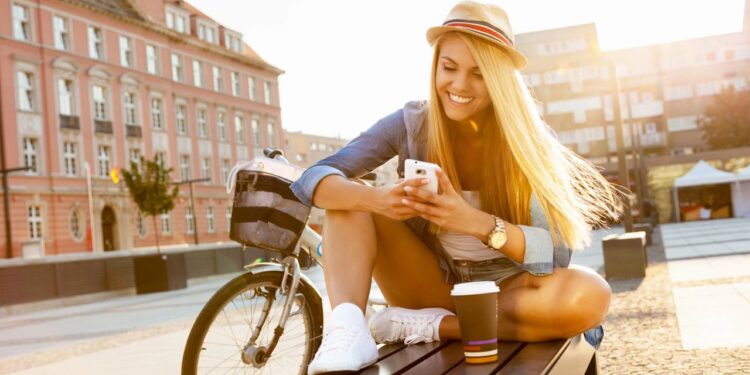 Usando wi-fi grátis - Créditos: depositphotos.com / gdolgikh