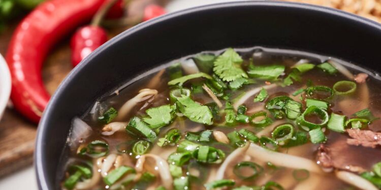 Folhas de coentro sempre disponíveis para temperar receitas caseiras. - Créditos: depositphotos.com / VadimVasenin