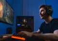 Jogando em computador gamer - Créditos: depositphotos.com / iwatchwater