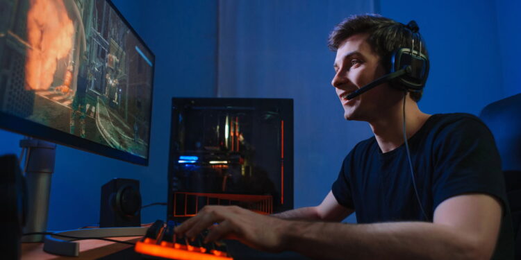 Jogando em computador gamer - Créditos: depositphotos.com / iwatchwater