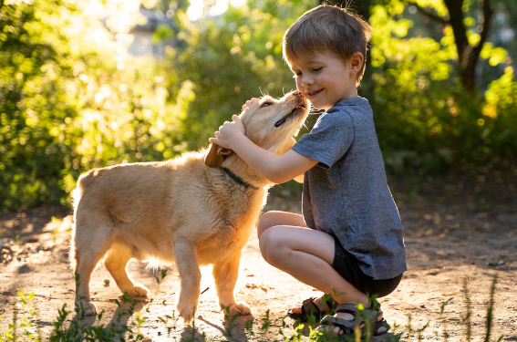Ter um pet ajuda no desenvolvimento emocional. Foto: FreePik