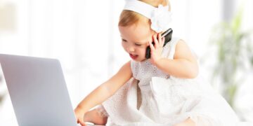 Uso de celular precoce  - Créditos: depositphotos.com / evgenyataman