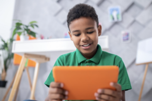 Quase 40% das crianças brasileiras usam IA. Foto: FreePik