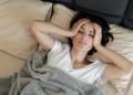 Dormir mal pode dobrar o risco de Alzheimer. Foto: FreePik