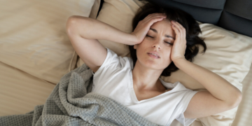 Dormir mal pode dobrar o risco de Alzheimer. Foto: FreePik