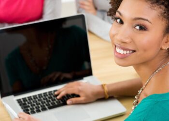 Planejamento pedagógico que equilibra tecnologia e objetivos educacionais. - Créditos: depositphotos.com / ridofranz
