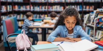 Metodologias inovadoras promovendo aprendizado crítico e preparação para o futuro. - Créditos: depositphotos.com / ArturVerkhovetskiy