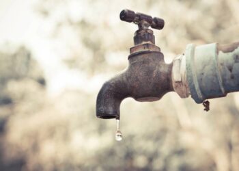 Impacto climático intensificando a vulnerabilidade dos sistemas de abastecimento nas cidades. - Créditos: depositphotos.com / weerapat