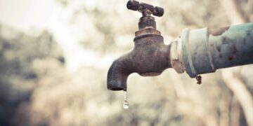 Impacto climático intensificando a vulnerabilidade dos sistemas de abastecimento nas cidades. - Créditos: depositphotos.com / weerapat