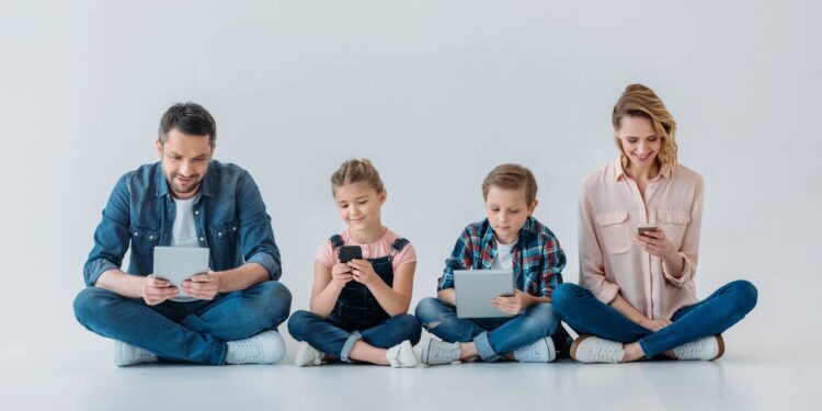 Dispositivos inteligentes que aumentam a segurança e o conforto no lar - Créditos: depositphotos.com / alebloshka