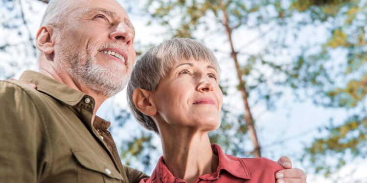 Solução prática garantindo segurança e tranquilidade para idosos e responsáveis - Créditos: depositphotos.com / IgorVetushko