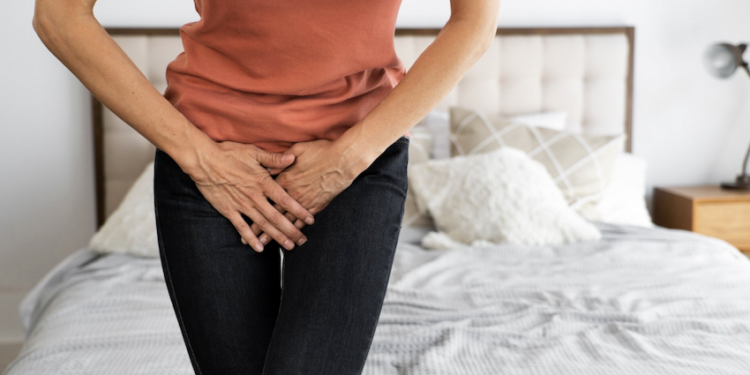 Incontinência urinária na menopausa é comum, mas não normal. Foto: FreePik