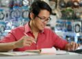 Vendedor  de loja de informática - Créditos: depositphotos.com / diego_cervo
