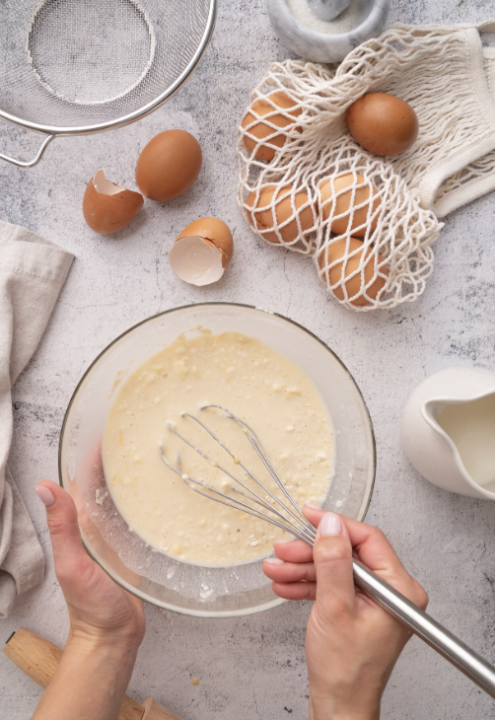 Comer ovo cru, mesmo que em massa de bolo, pode causar doenças! Foto: FreePik