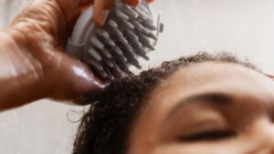 massagear o couro cabeludo faz o cabelo crescer