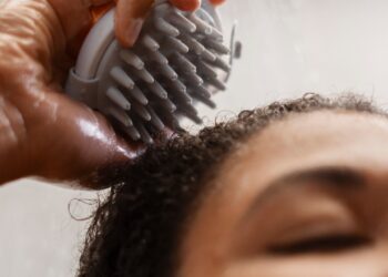 massagear o couro cabeludo faz o cabelo crescer