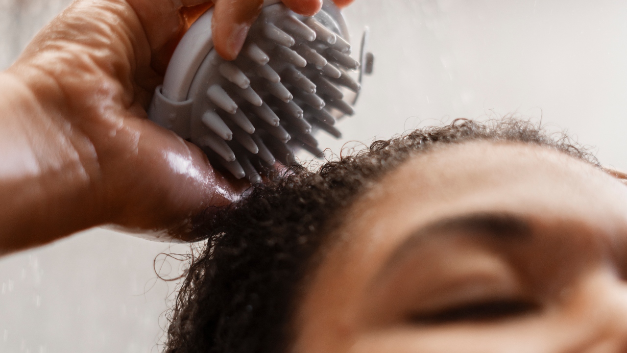 massagear o couro cabeludo faz o cabelo crescer