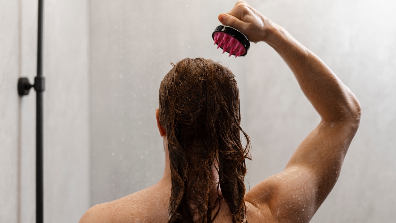 massagear o couro cabeludo faz o cabelo crescer