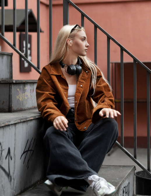 Moda das ruas é confortável e estilosa. Foto: FreePik