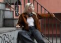 Moda das ruas é confortável e estilosa. Foto: FreePik
