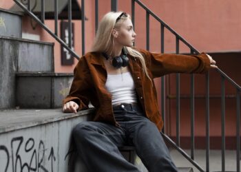 Moda das ruas é confortável e estilosa. Foto: FreePik