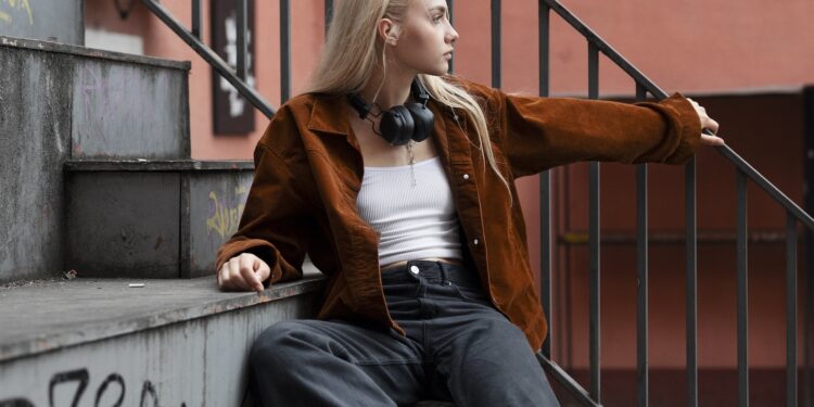 Moda das ruas é confortável e estilosa. Foto: FreePik