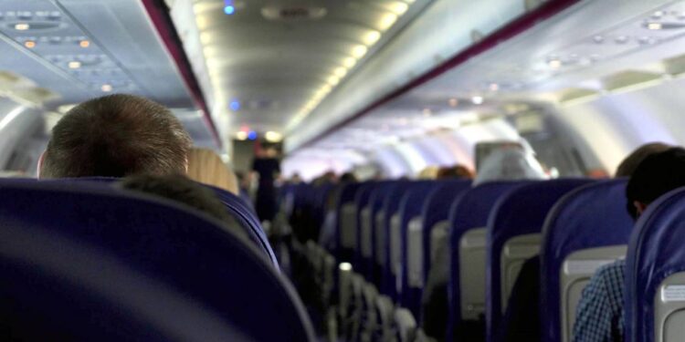 Modo avião - Créditos: depositphotos.com / jevanto