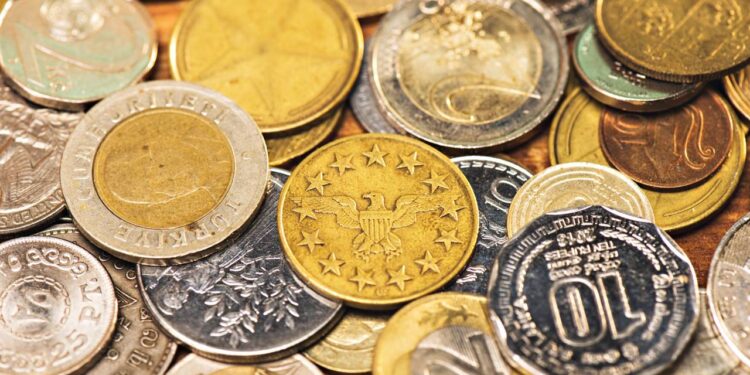 Avaliação criteriosa revelando o potencial financeiro de objetos antigos. - Créditos: depositphotos.com / SergPoznanskiy