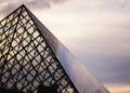 Assalto ao Louvre digno de cinema. Foto: FreePik